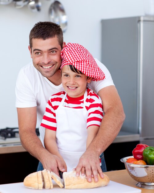 Vader en zoon snijden brood