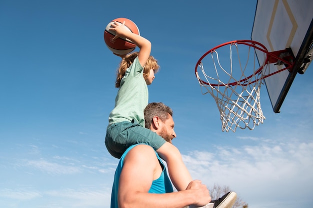 Vader en zoon spelen basketbal, vader en kind brengen samen tijd door