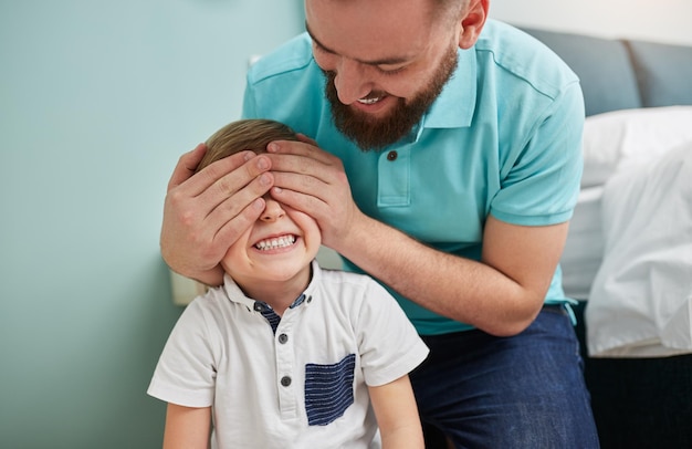 Vader en zoon spelen een spelletje en sluiten de ogen