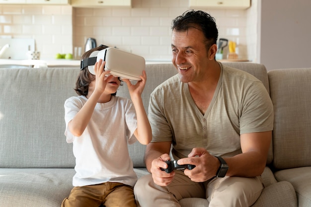 Foto vader en zoon spelen een virtual reality-spel