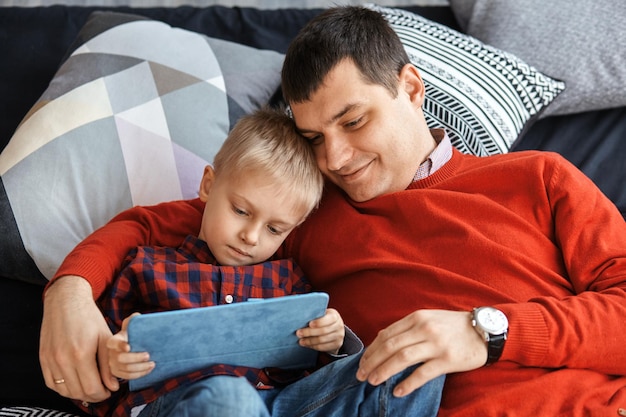 Vader en zoon spelen op een tablet