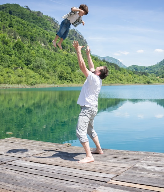Vader en zoon spelen op het bergmeer
