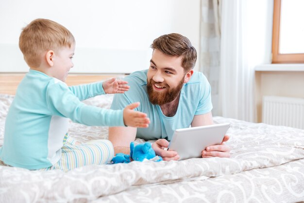 Vader en zoon spelen thuis op tablet