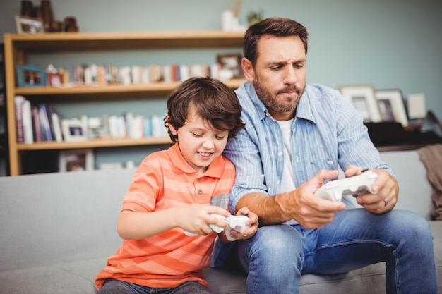 Vader en zoon spelen videogame