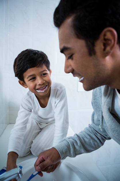 Vader en zoon tanden poetsen in de badkamer