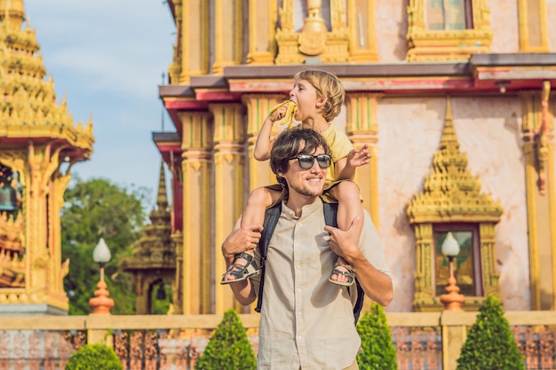 Vader en zoon toeristen kijken naar Wat Chalong is de belangrijkste tempel van Phuket.. Reizen met kinderen concept