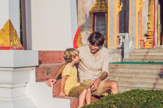 Vader en zoon toeristen kijken naar Wat Chalong is de belangrijkste tempel van Phuket.. Reizen met kinderen concept