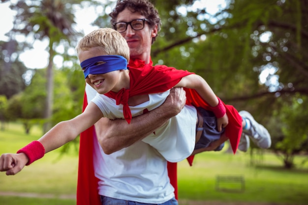 Vader en zoon verkleed als superman