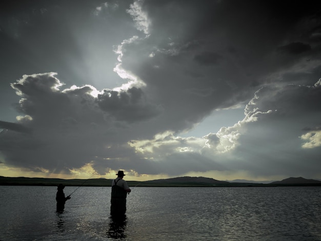 Foto vader en zoon vissen bij eleven mile reservoir, colorado.