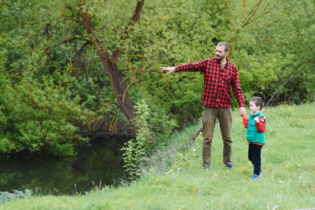 Vader en zoon vissen samen