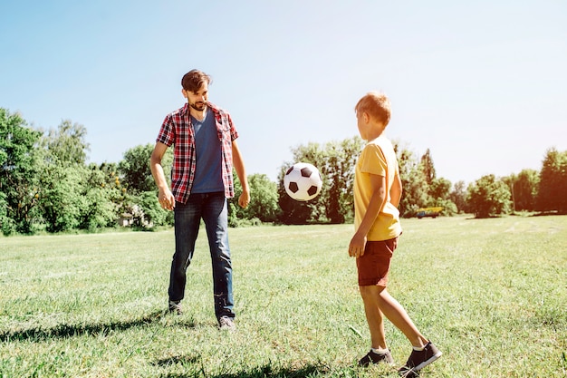 vader en zoon voetballen