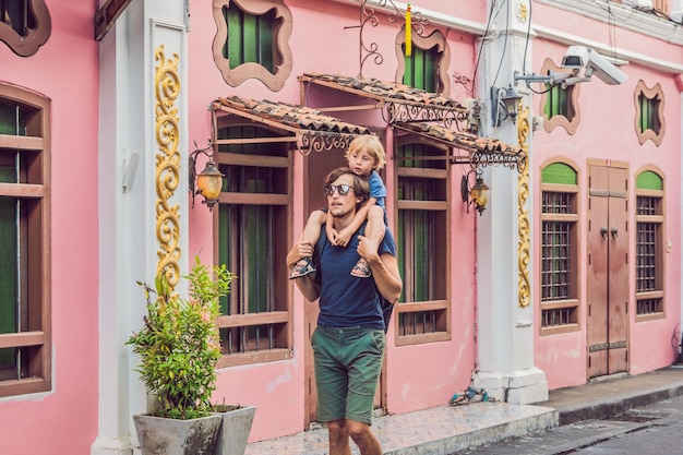 Vader en zoon zijn toeristen op straat in de Portugese stijl Romani in Phuket Town. Ook wel Chinatown of de oude stad genoemd