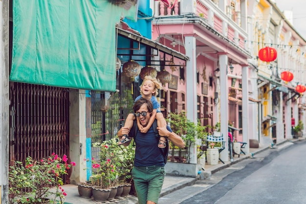 Vader en zoon zijn toeristen op straat in de Portugese stijl Romani in Phuket Town. Ook wel Chinatown of de oude stad genoemd