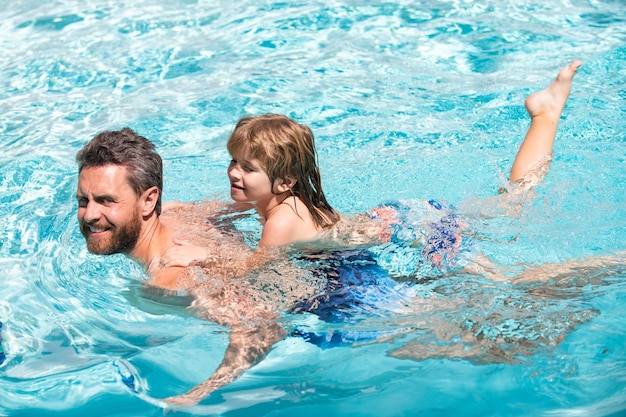 Vader en zoon zwemmen in zwembad zomer familie vader en zoon vrijetijdszwemlessen