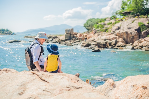 Vader en zoonreizigers bij de Hon Chong-kaap, Tuinsteen, populaire toeristenbestemmingen in Nha Trang. Vietnam