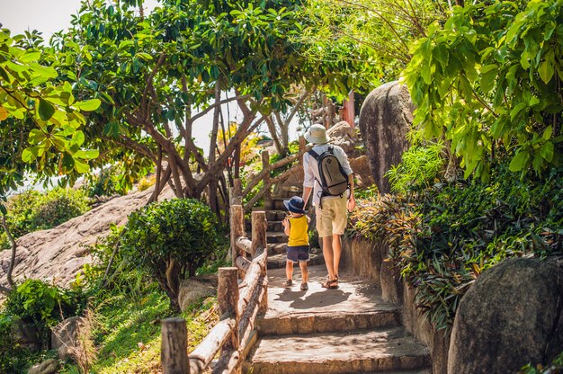 Vader en zoonreizigers bij de Hon Chong-kaap, Tuinsteen, populaire toeristenbestemmingen in Nha Trang. Vietnam