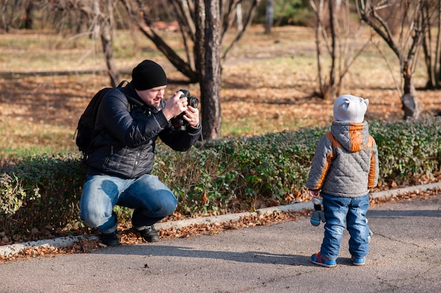 Vader fotografeert zoon in het park