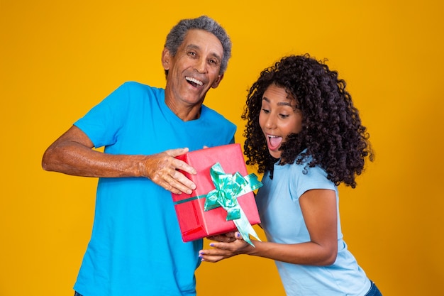 Vader geeft een cadeau aan zijn dochter voor kinderdag