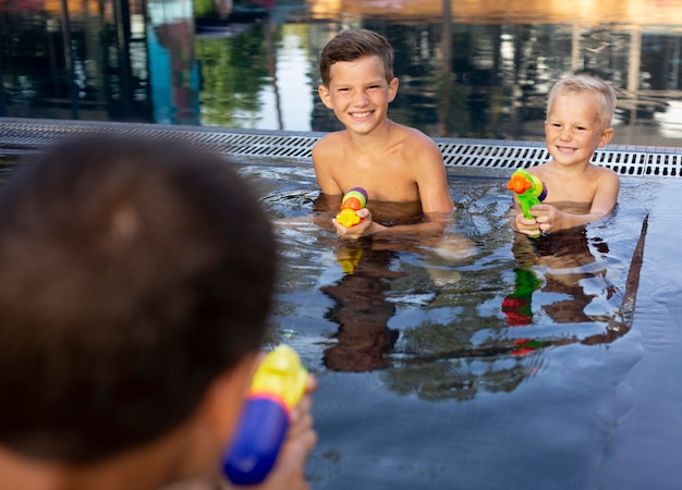 Vader geniet van een dagje met zijn kinderen aan het zwembad