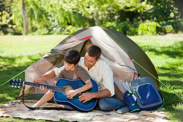 Vader gitaar spelen met zijn zoon