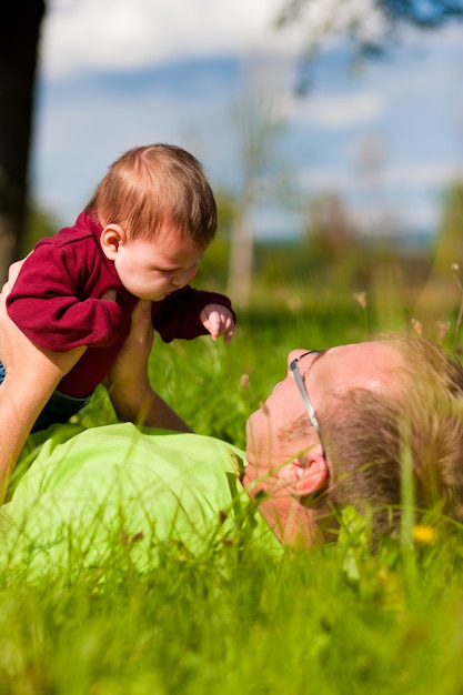 Vader het spelen met baby op weide