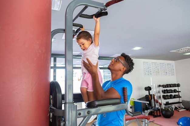 Vader leert dochter pull-ups doen