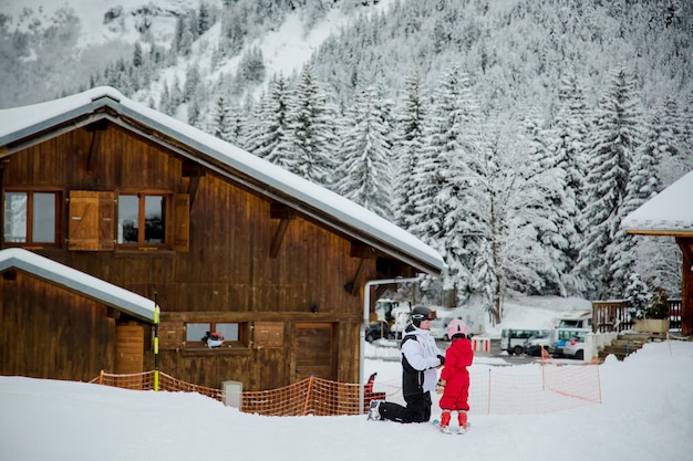 Foto vader leert dochter skiën in de bergen