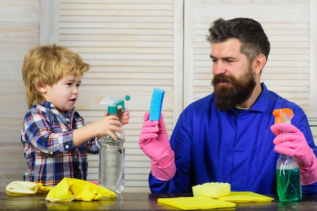 Vader leert een zoon een schone, schattige jongen en zijn vader maakt thuis schoon