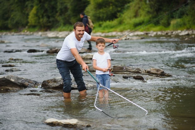 Vader leert zoon hoe hij in de rivier moet vissen