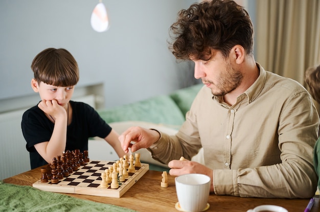 Vader leert zoon hoe hij moet schaken