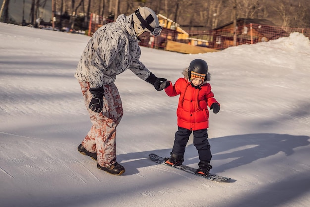 Vader leert zoon snowboarden Activiteiten voor kinderen in de winter Kinderwintersport Lifestyle