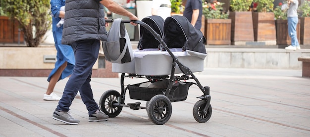 Vader loopt in de stad baby in kinderwagen