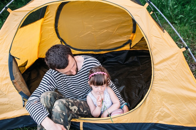 Vader met dochtertje in tent op camping