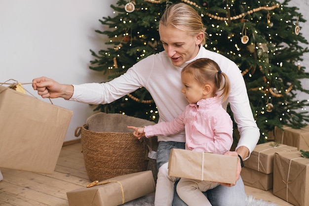 Vader met kind maakt zich klaar voor kerst