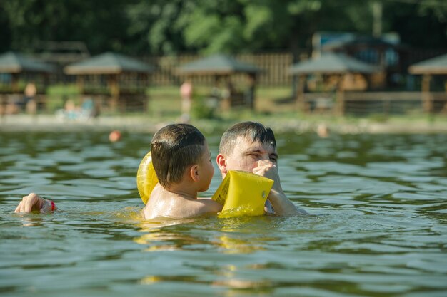 Vader met kind plezier in het water samen zwemmen