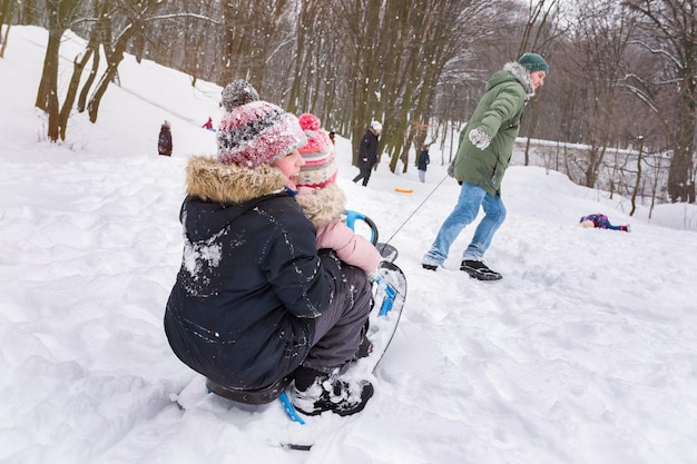 Vader met kinderen veel plezier buiten in de winter Familieconcept