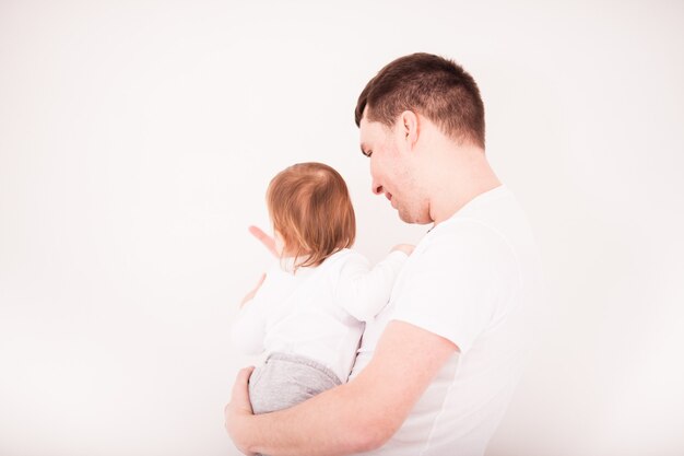 Vader met zijn peuter babymeisje, op witte achtergrond