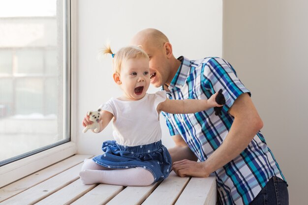 Vader met zijn vrolijke dochtertje van het babymeisje. alleenstaande ouder. vaderschap, vaderdag en familieconcept.