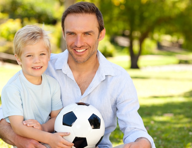 Vader met zijn zoon na een voetbalspel