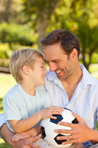 Vader met zijn zoon na een voetbalspel