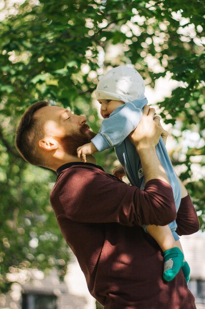 Foto vader met zoon tegen bomen