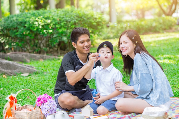 Vader moeder en zoon genieten van picknick familiedag vakantie in groen park