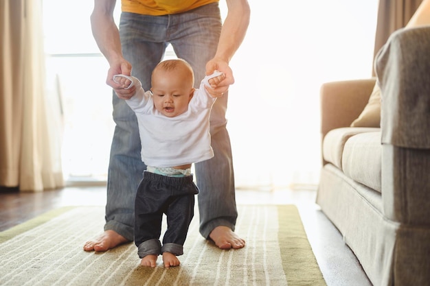 Vader neemt peuter zoontje mee om thuis op vakantie te lopen. Familie, vader, zoon, baby, Happy, lifestyle concept.