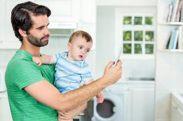 Vader nemen selfie met schattige babyjongen