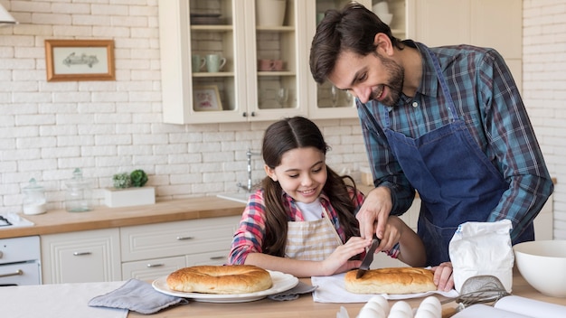 Vader onderwijs meisje om te koken