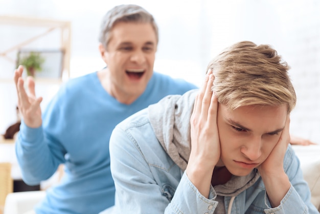 Foto vader probeert te praten, maar zoon sluit zijn oren