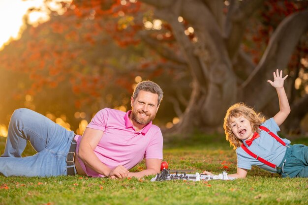 Vader schaken met verbaasd opgewonden zoon familie buiten spel