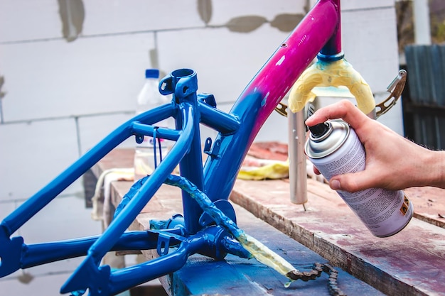 Vader schildert een fiets voor een kind