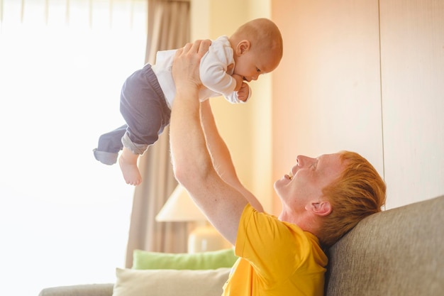 Vader spelen met peuter zoontje plezier thuis in vakantie. Familie, vader, zoon, baby, Happy, lifestyle concept.