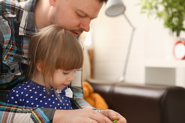 Vader spelen met schattig klein meisje in blauwe jurk